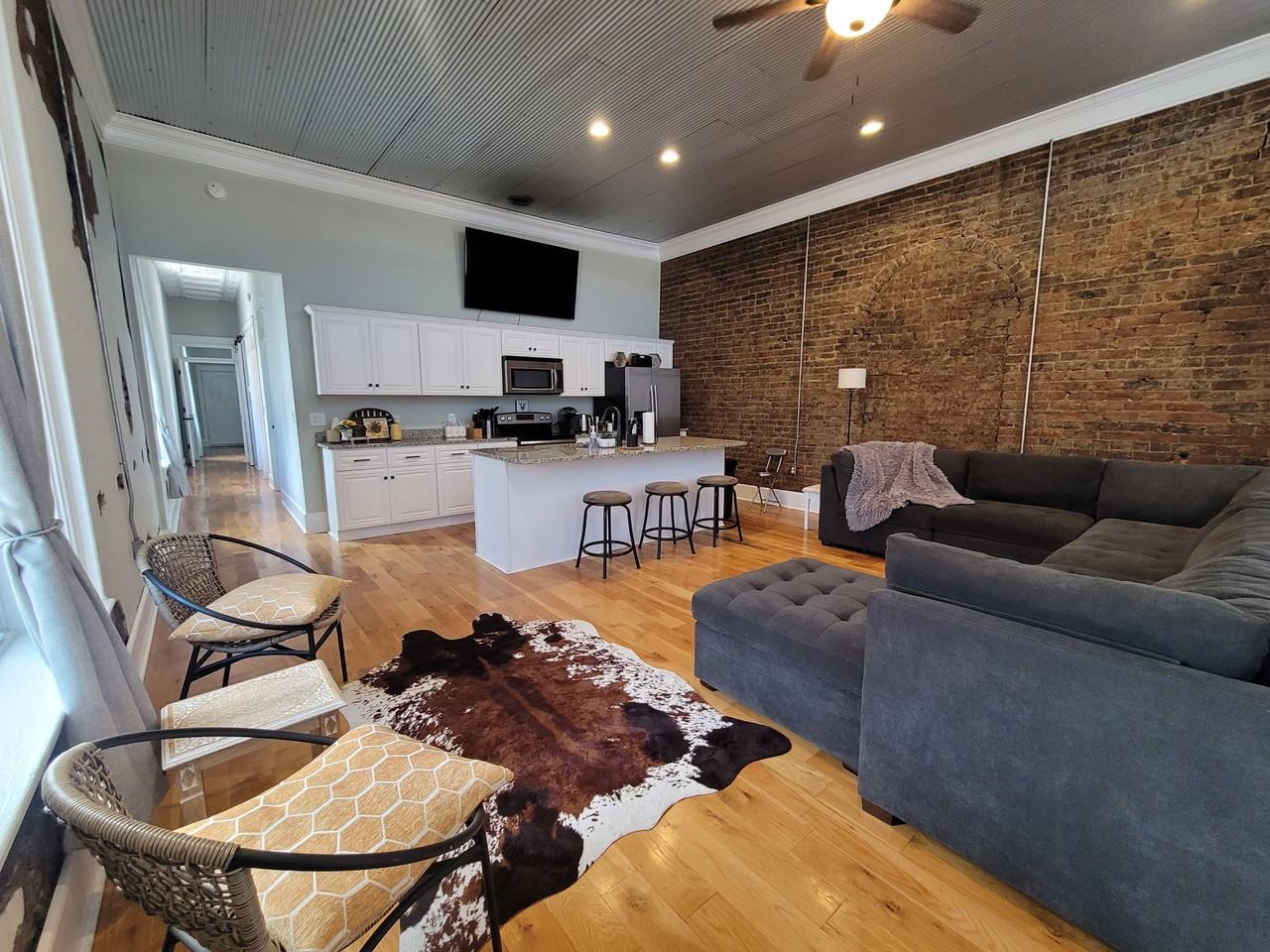 109 E Madison St #NA - Photo 3 of 11