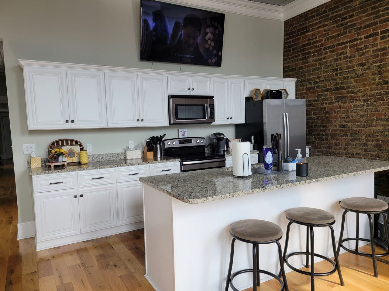 109 E Madison St #NA - Photo 4 of 11