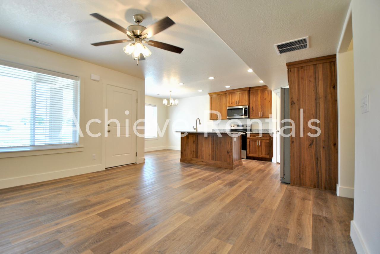 2038 N 380 E - Photo 2 of 11