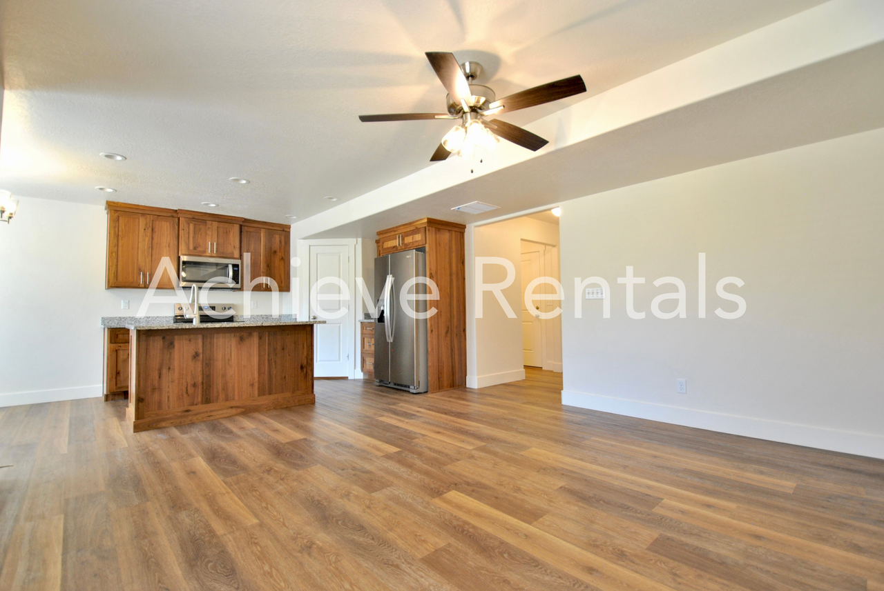 2038 N 380 E - Photo 3 of 11