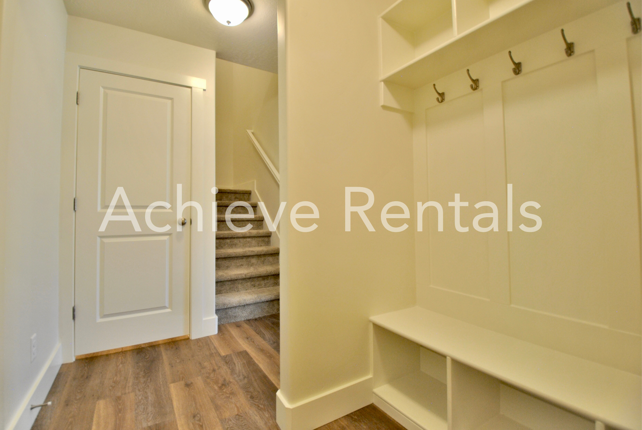 2038 N 380 E - Photo 4 of 11