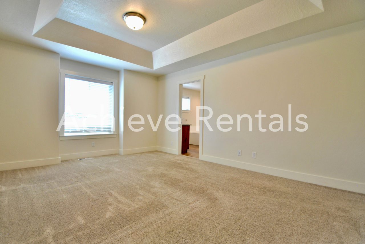 2038 N 380 E - Photo 5 of 11