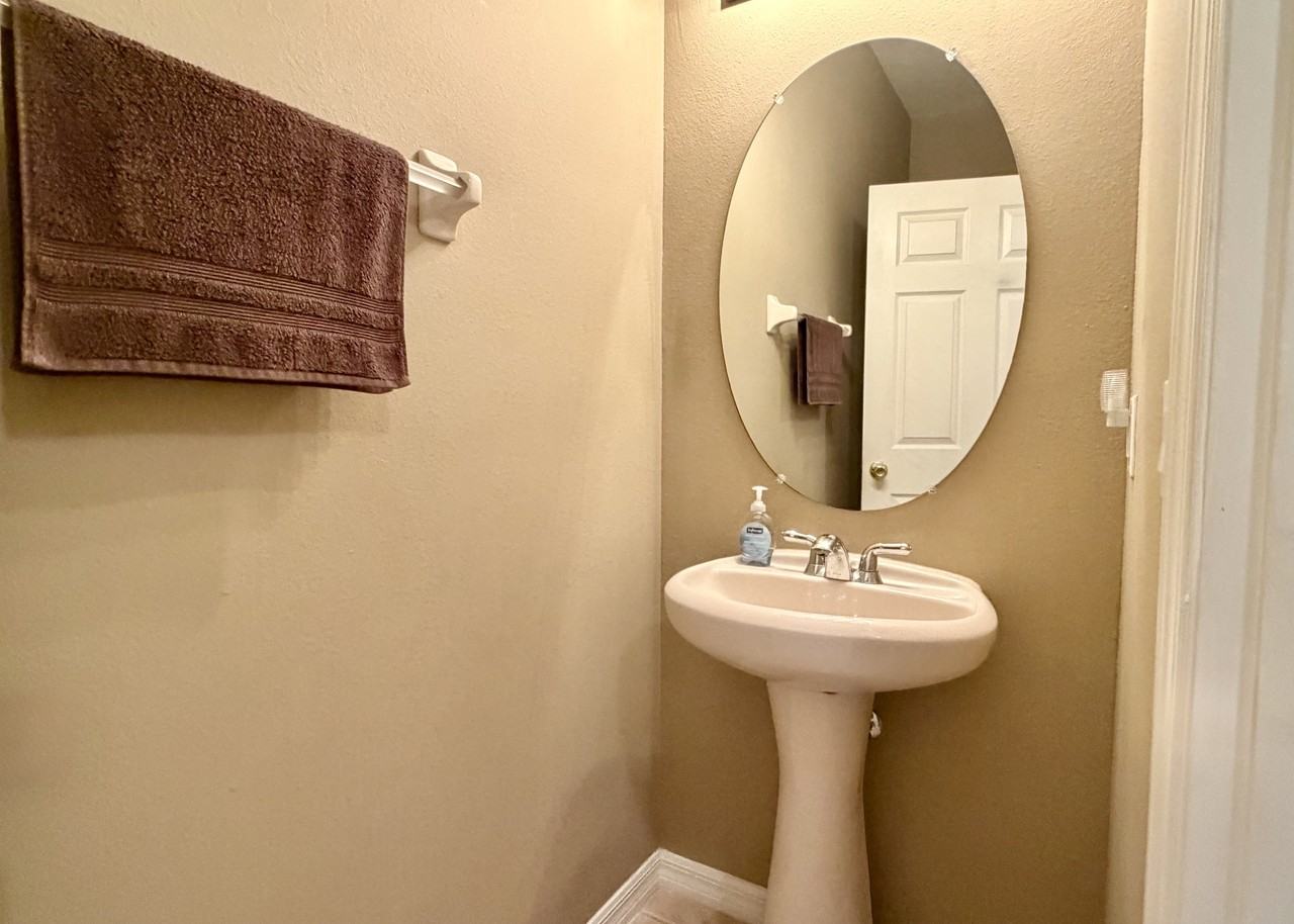 1720 Retreat View Cir #1720 - Photo 4 of 32