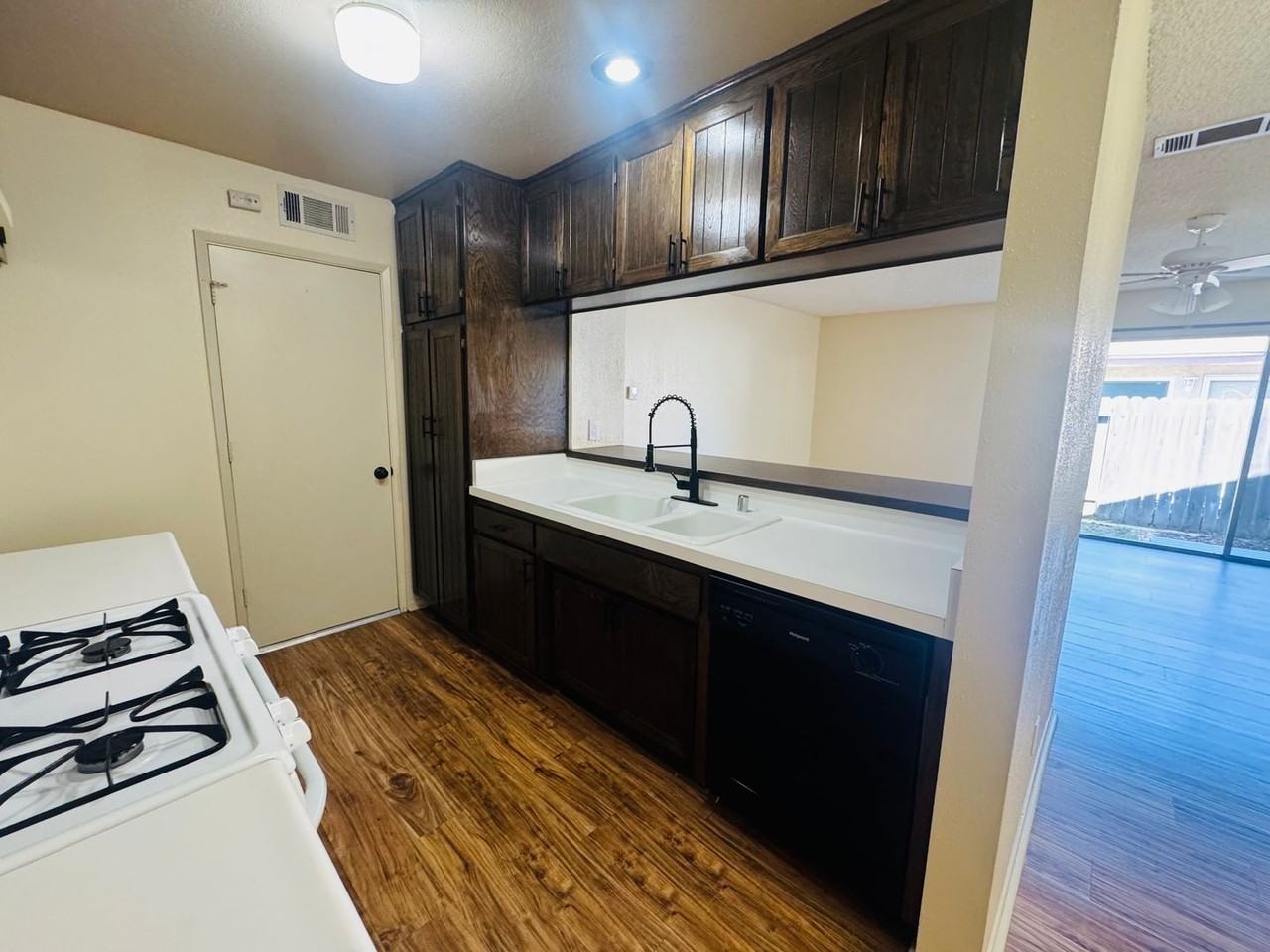 170 Ripley St - Photo 3 of 12