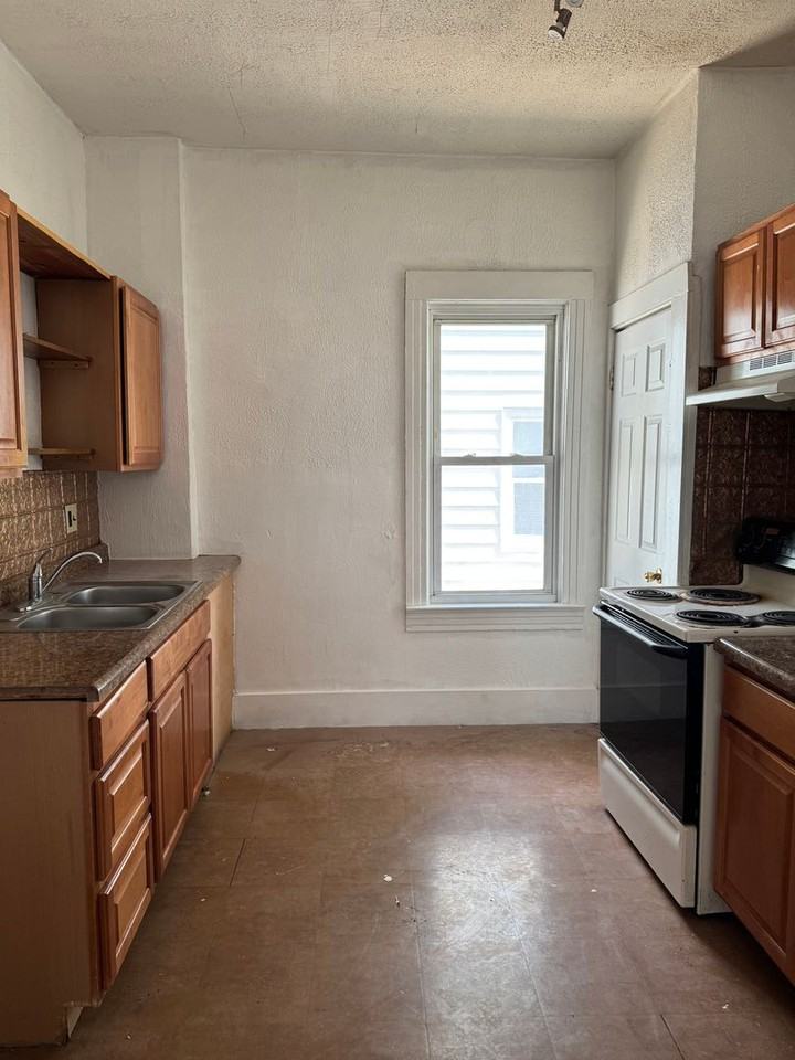 2451 S 11th St - Photo 3 of 5