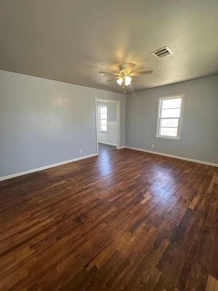 908 S Bivins St - Photo 2 of 13