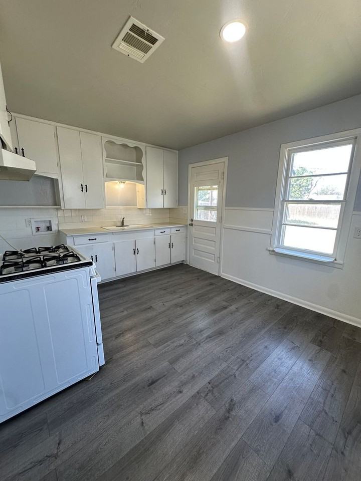908 S Bivins St - Photo 4 of 13