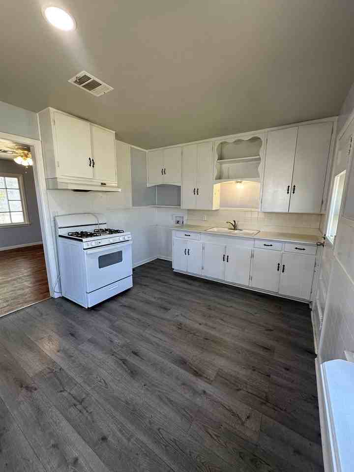908 S Bivins St - Photo 5 of 13
