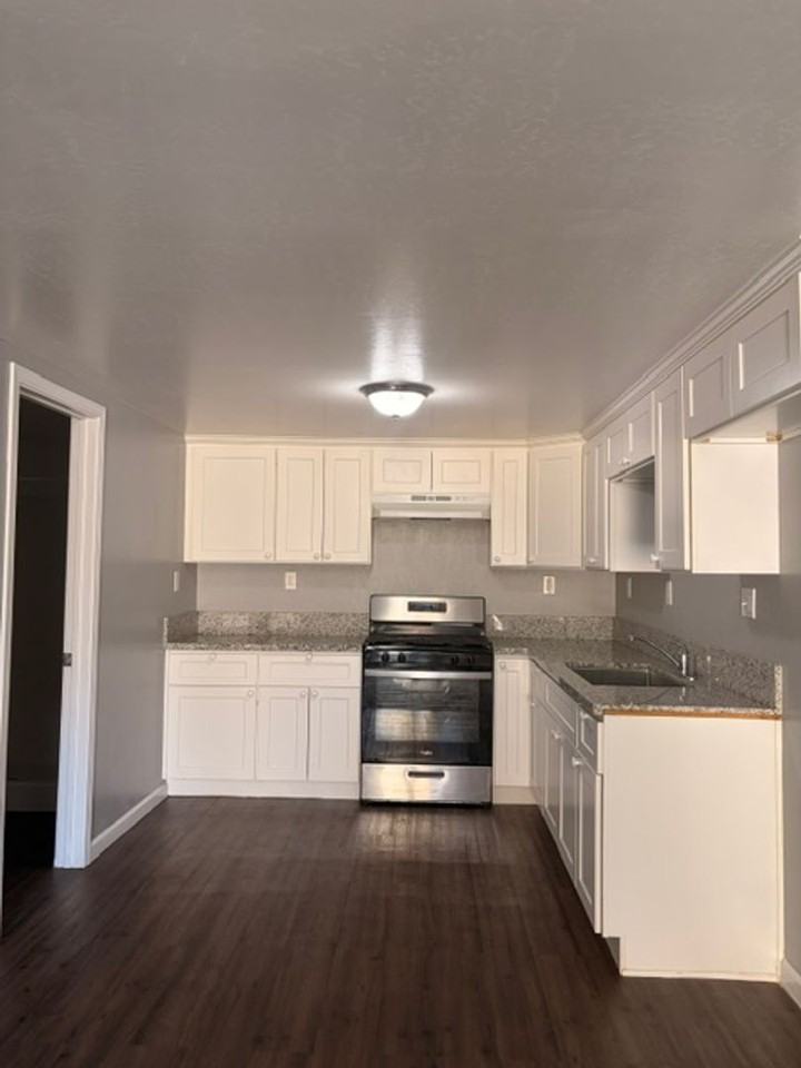 219 Lincoln St #B - Photo 2 of 10