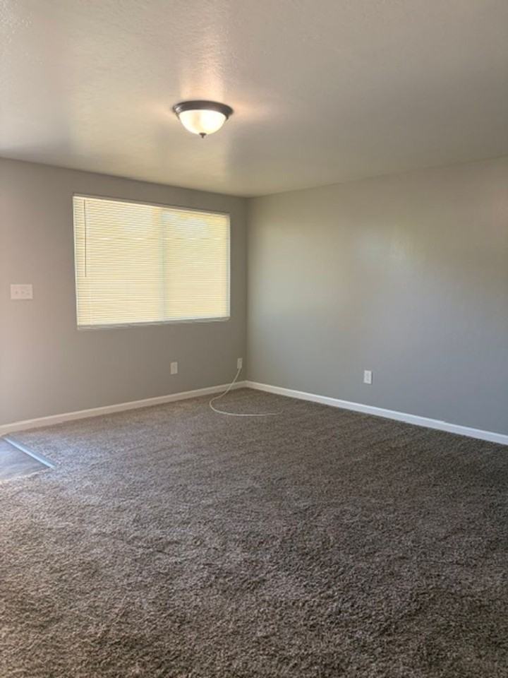 219 Lincoln St #B - Photo 3 of 10