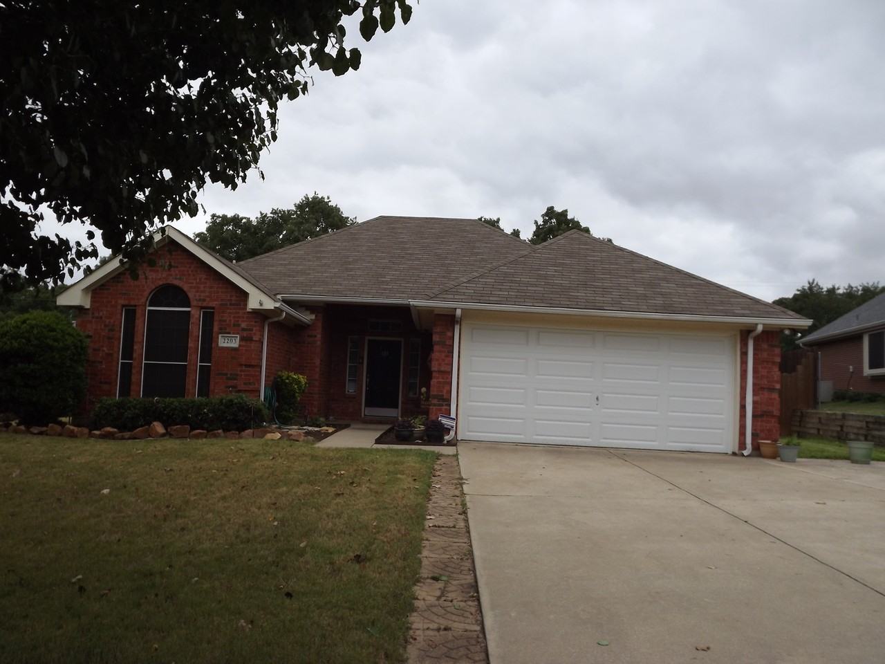 2203 Yellowstone Ln - Photo 2 of 13
