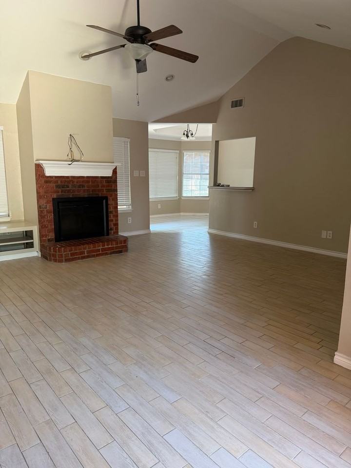 2203 Yellowstone Ln - Photo 3 of 13