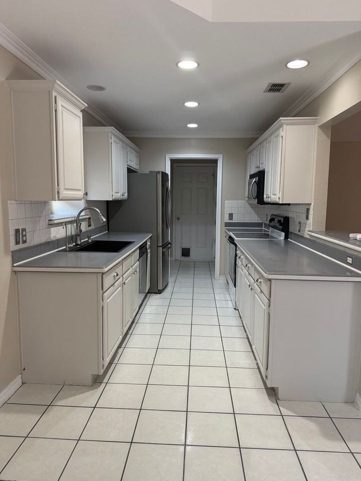 2203 Yellowstone Ln - Photo 4 of 13