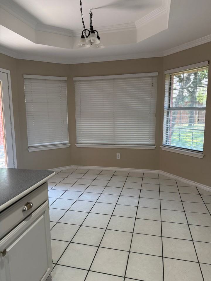 2203 Yellowstone Ln - Photo 7 of 13
