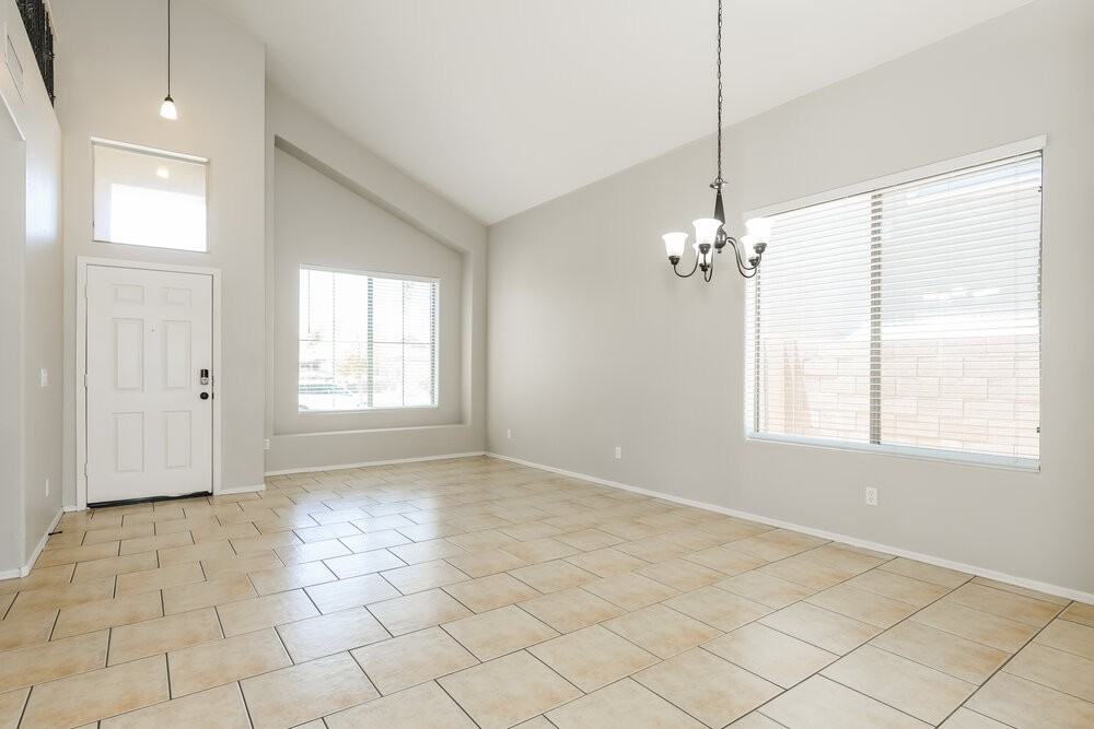 8216 W Globe Ave - Photo 5 of 17