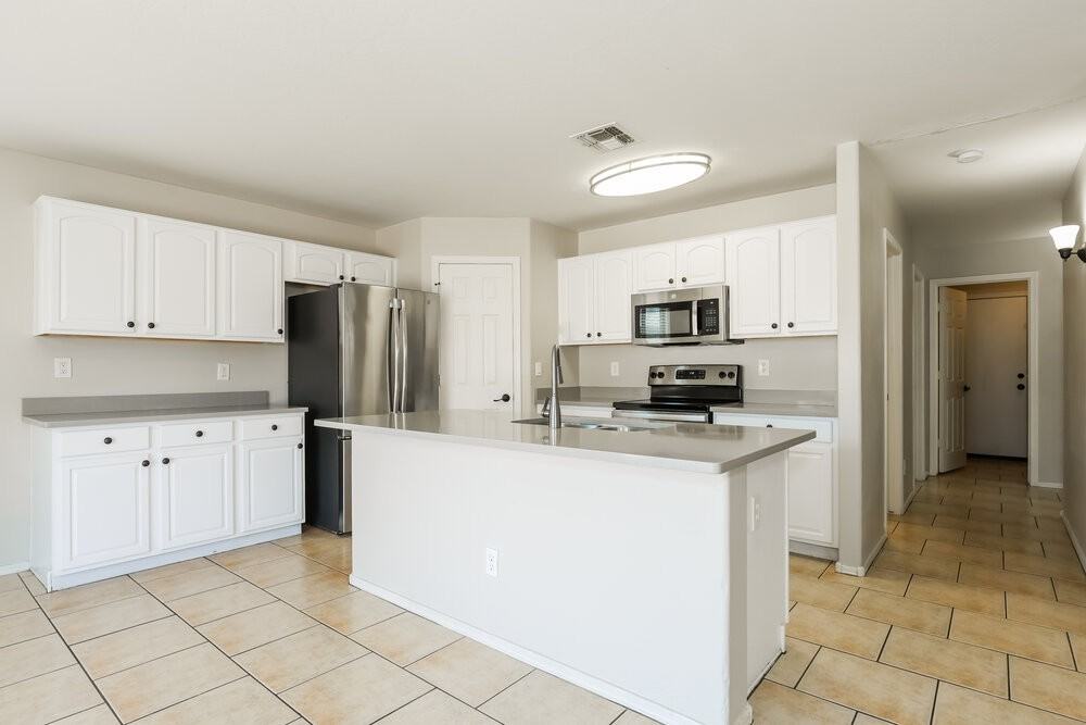 8216 W Globe Ave - Photo 6 of 17