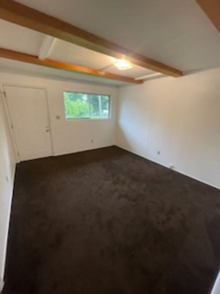 504 Lake Dr - Photo 4 of 11