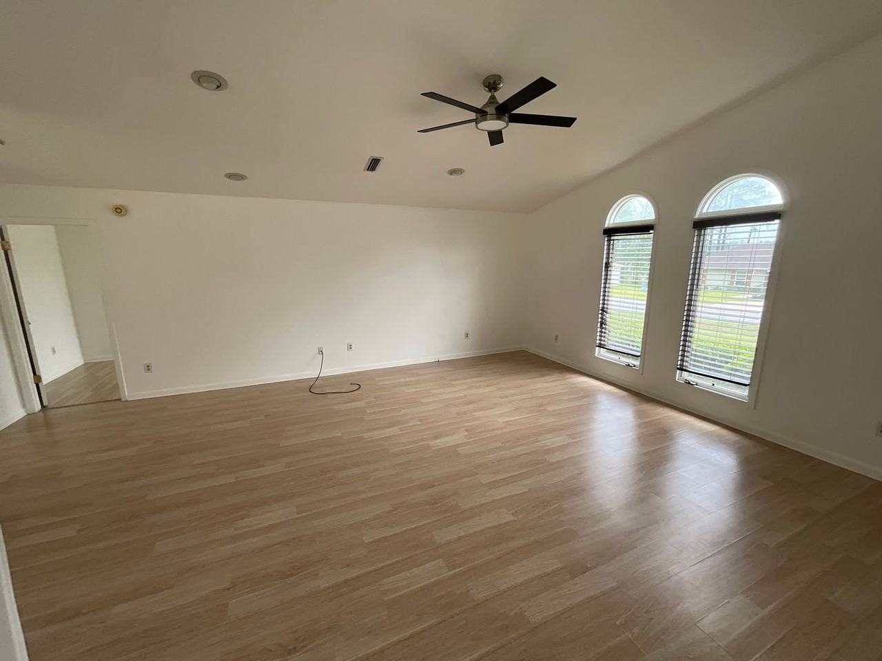 4050 Linwood Dr - Photo 3 of 18