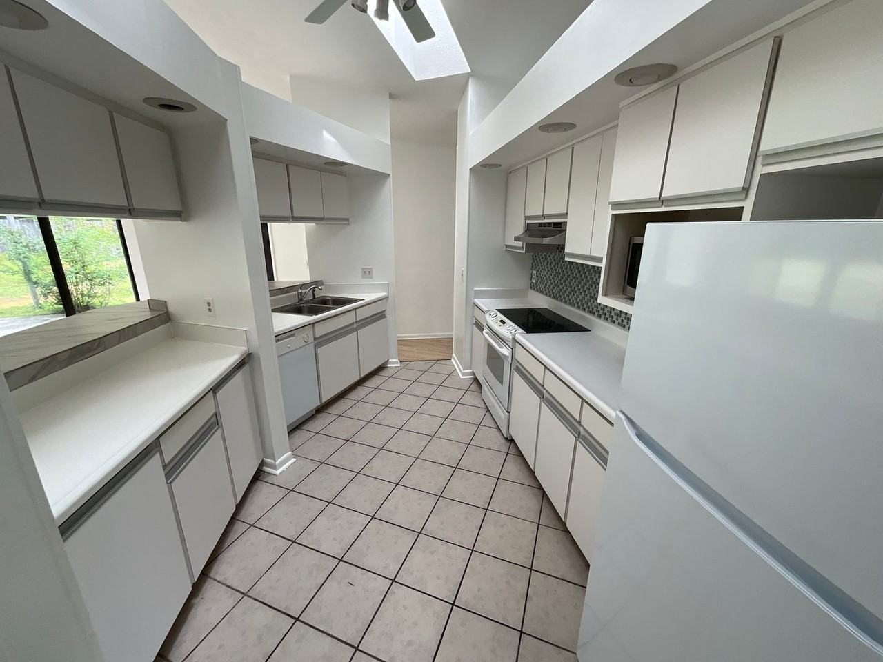 4050 Linwood Dr - Photo 4 of 18