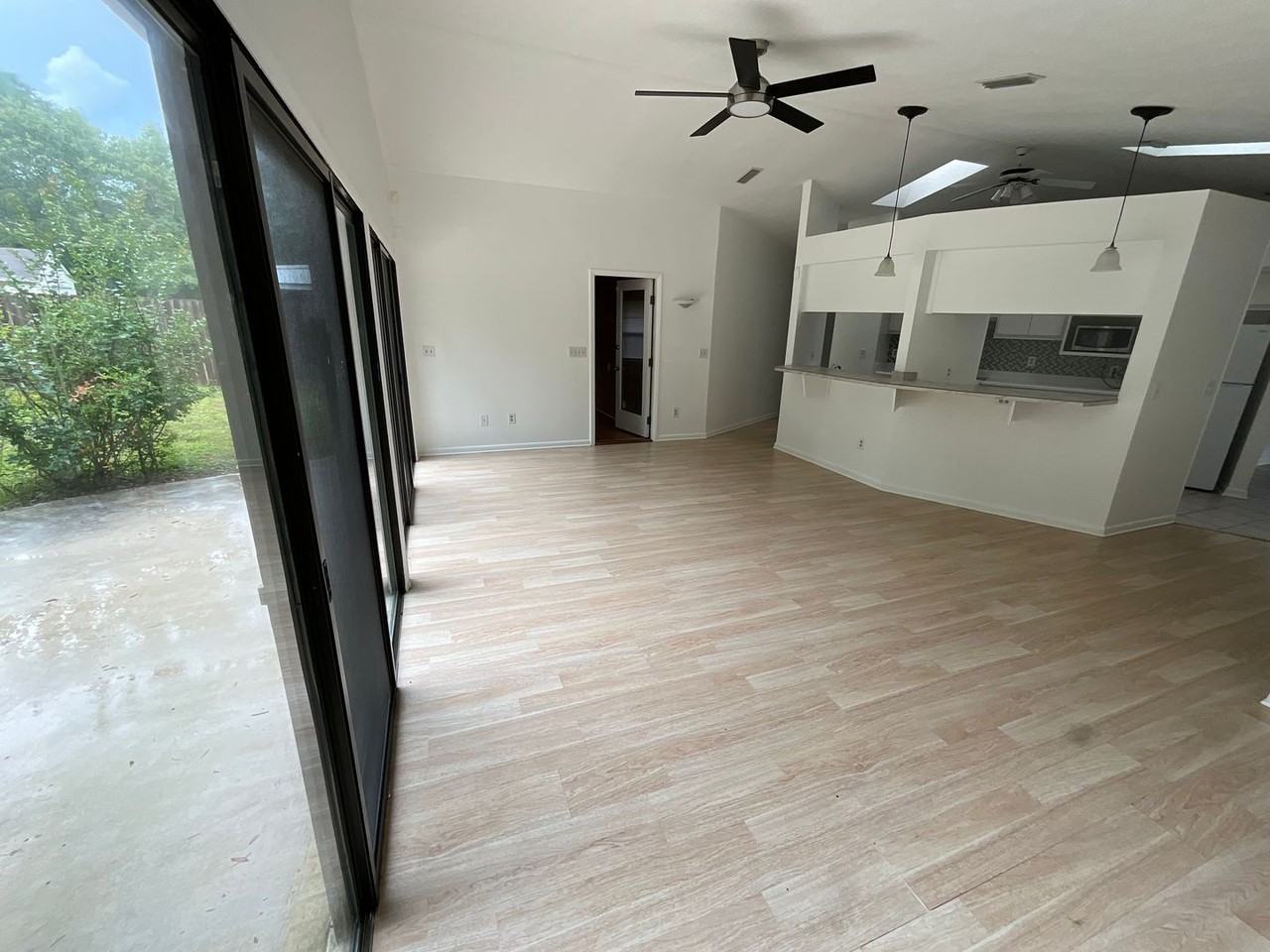 4050 Linwood Dr - Photo 5 of 18
