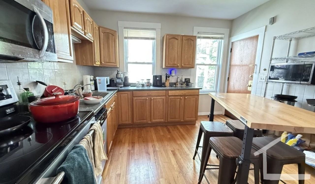 437 Washington St - Photo 2 of 9