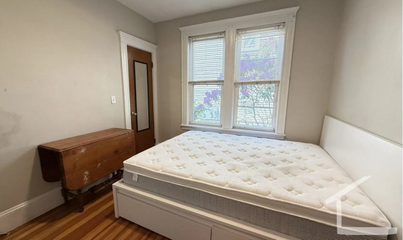 437 Washington St - Photo 5 of 9