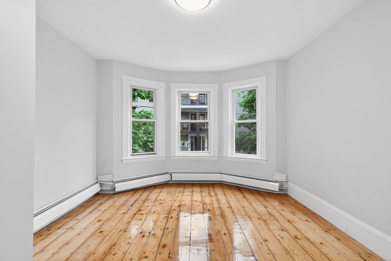 110 Woodstock St - Photo 3 of 9