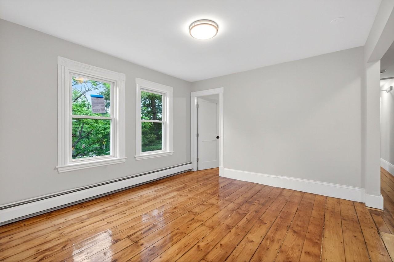110 Woodstock St - Photo 4 of 9