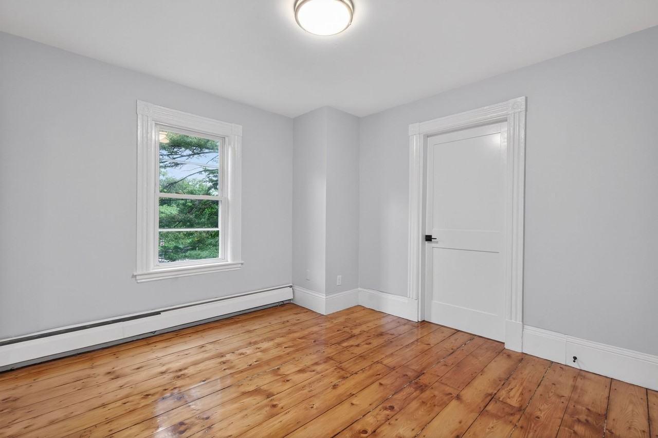110 Woodstock St - Photo 6 of 9