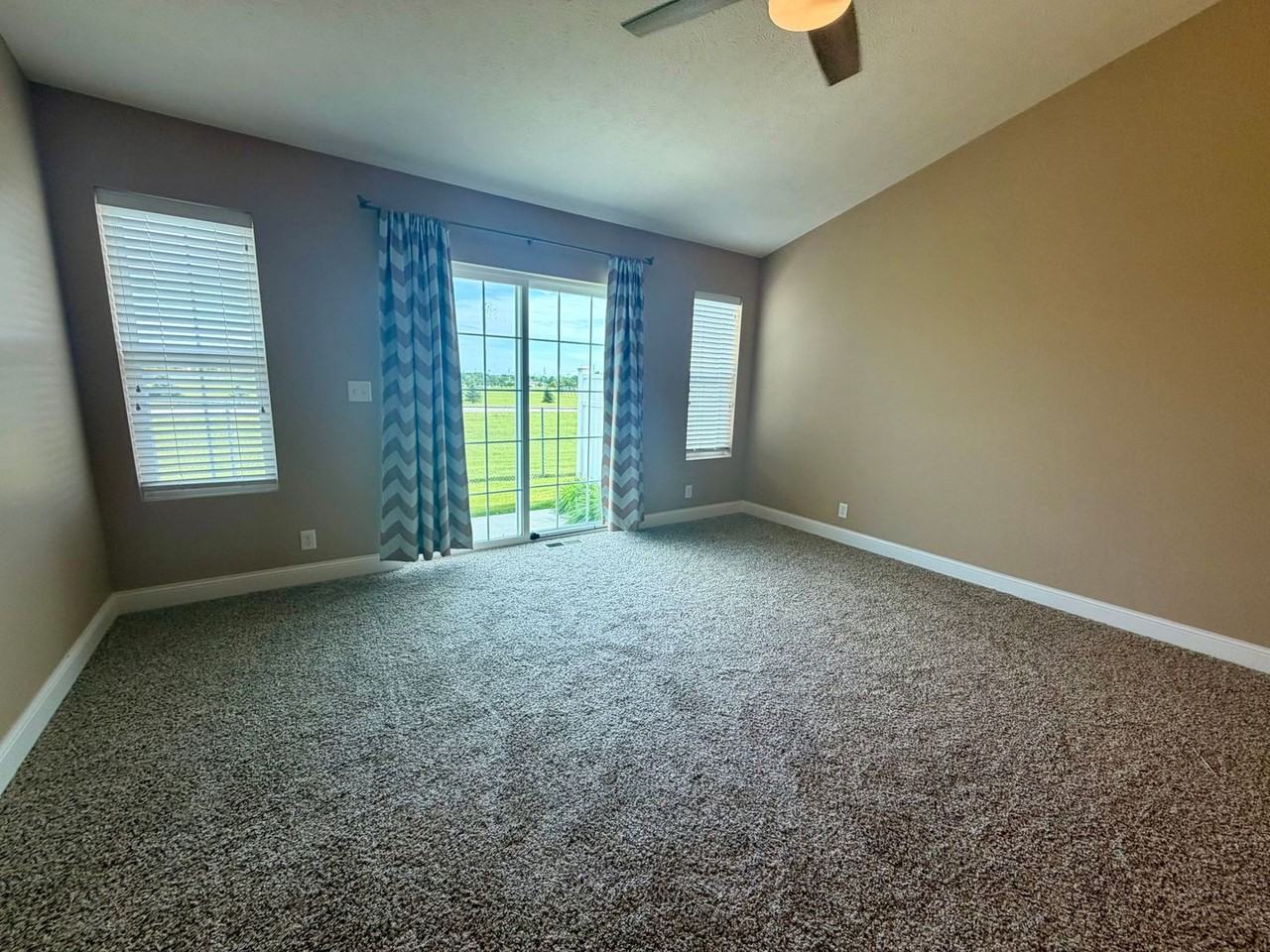 3136 King Ridge Blvd - Photo 4 of 19