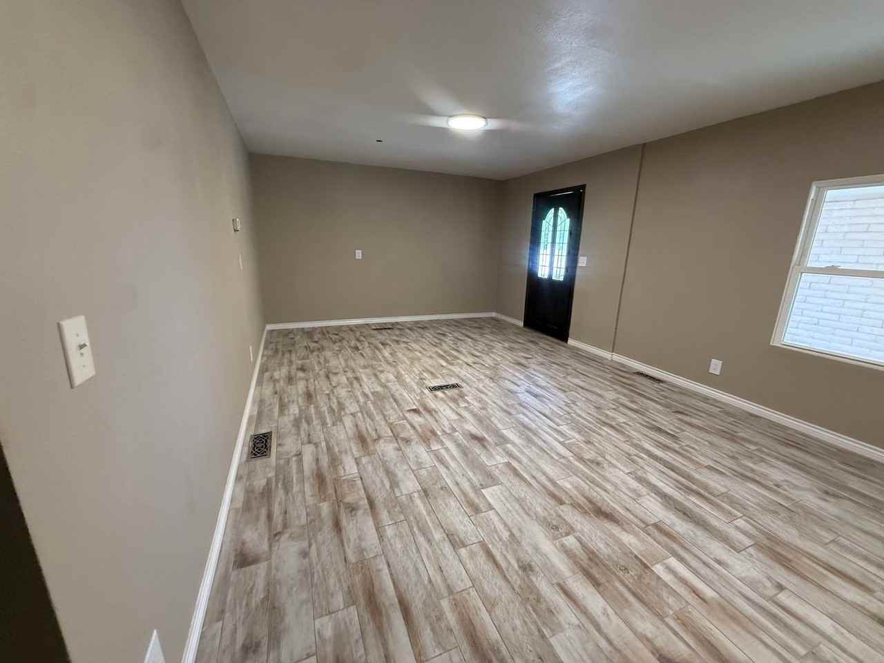 223 W Avenue J - Photo 2 of 14
