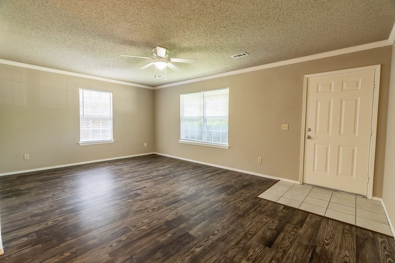 572 S Dockery Ln - Photo 2 of 10