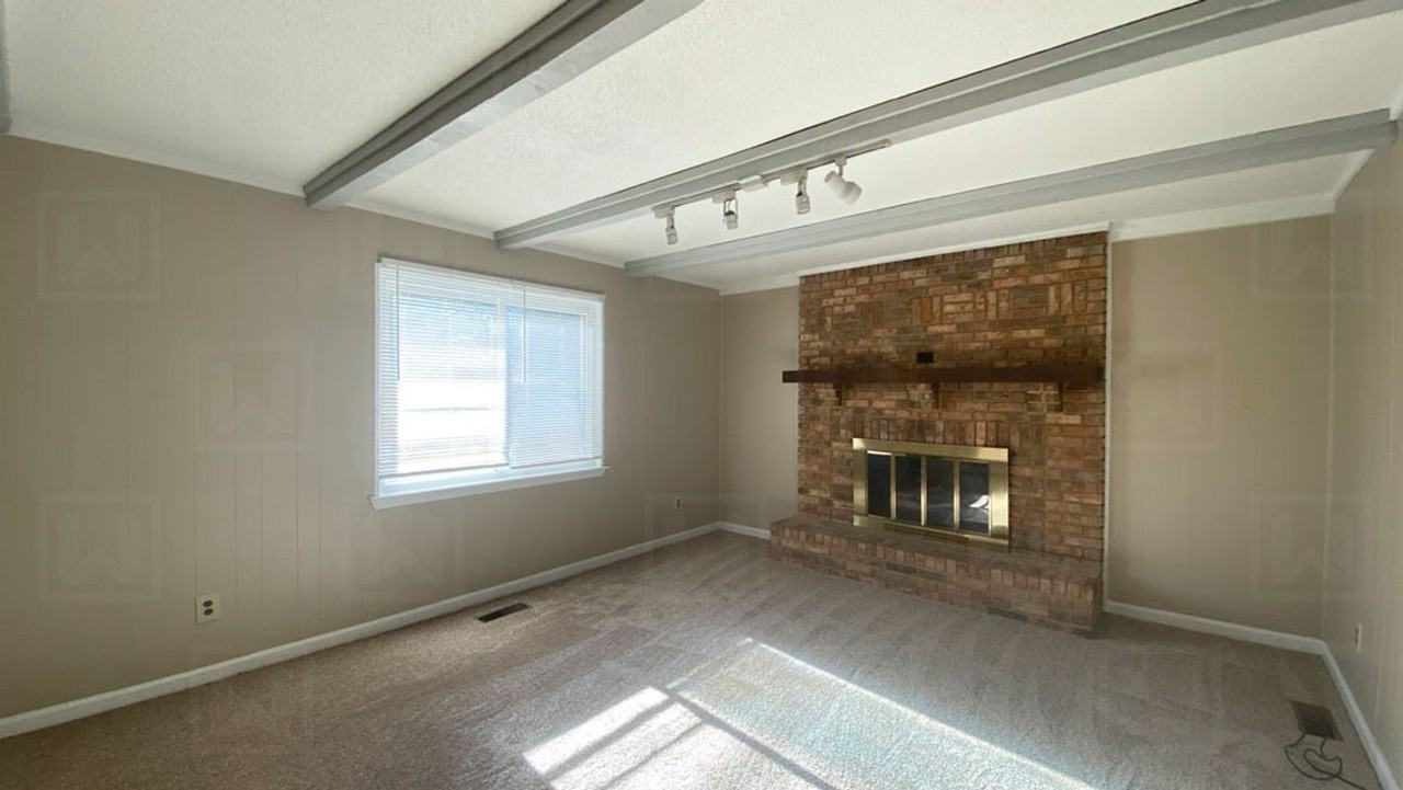 812 11th St - Photo 2 of 17