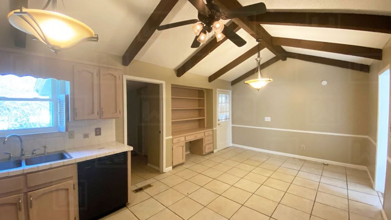 812 11th St - Photo 4 of 17
