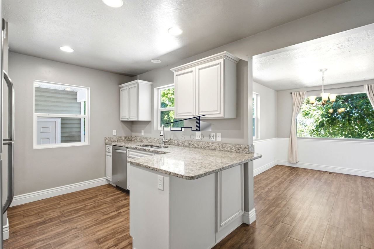3729 Jackson Ave - Photo 7 of 34