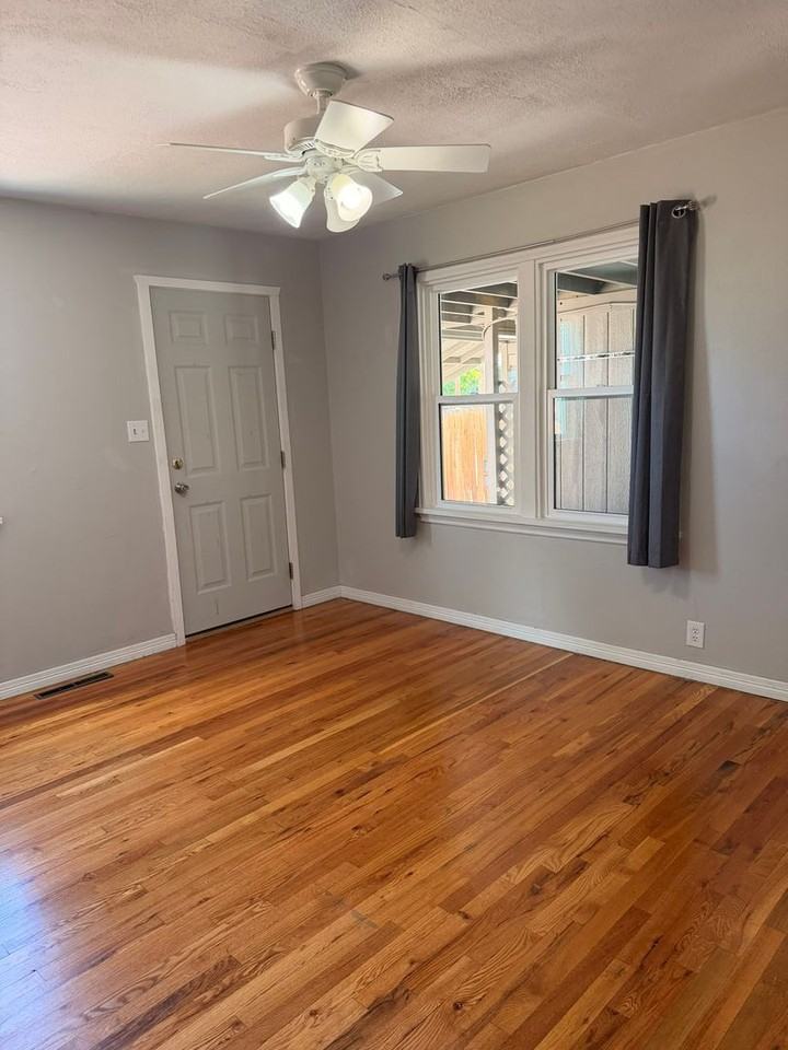 1403 Bunting Ave - Photo 5 of 9