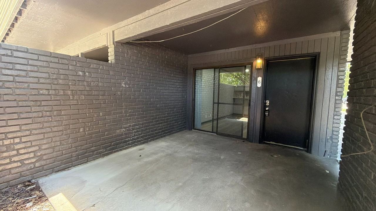 1121 N 28th St #6 - Photo 4 of 23