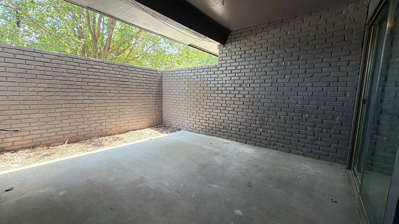 1121 N 28th St #6 - Photo 5 of 23