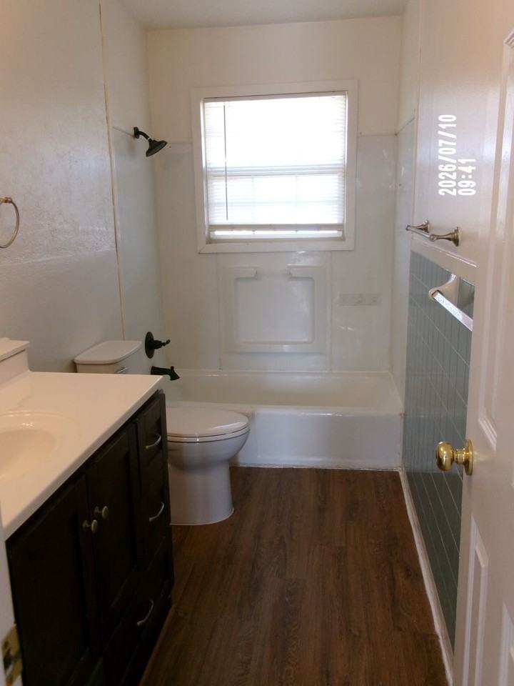 1024 Sw 42nd St - Photo 6 of 32