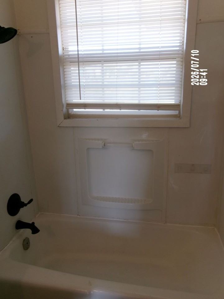 1024 Sw 42nd St - Photo 7 of 32