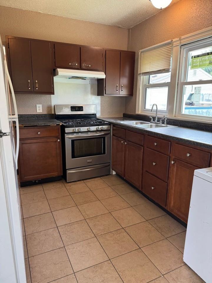1805 E Morgan St - Photo 2 of 6