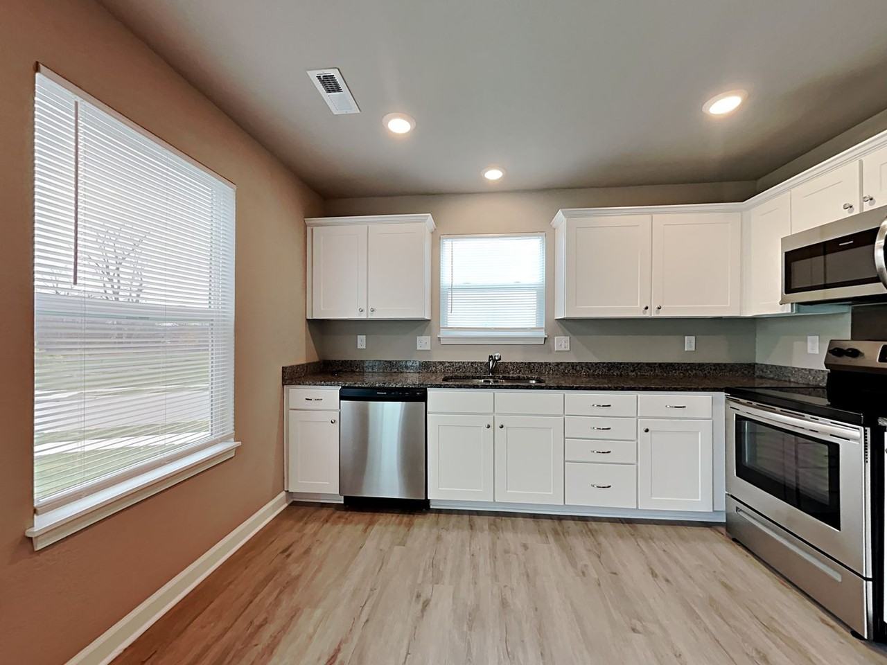 214 Sw Marigold St - Photo 4 of 18