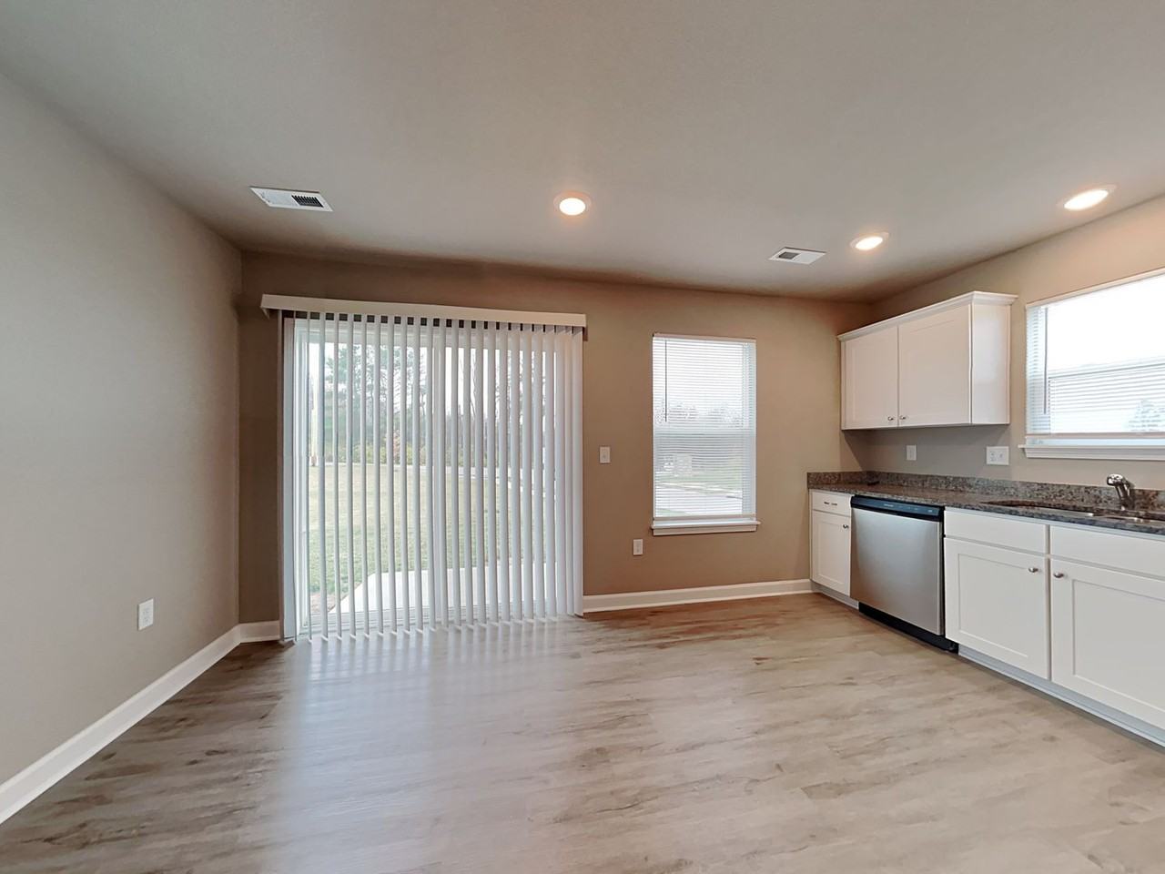 214 Sw Marigold St - Photo 5 of 18