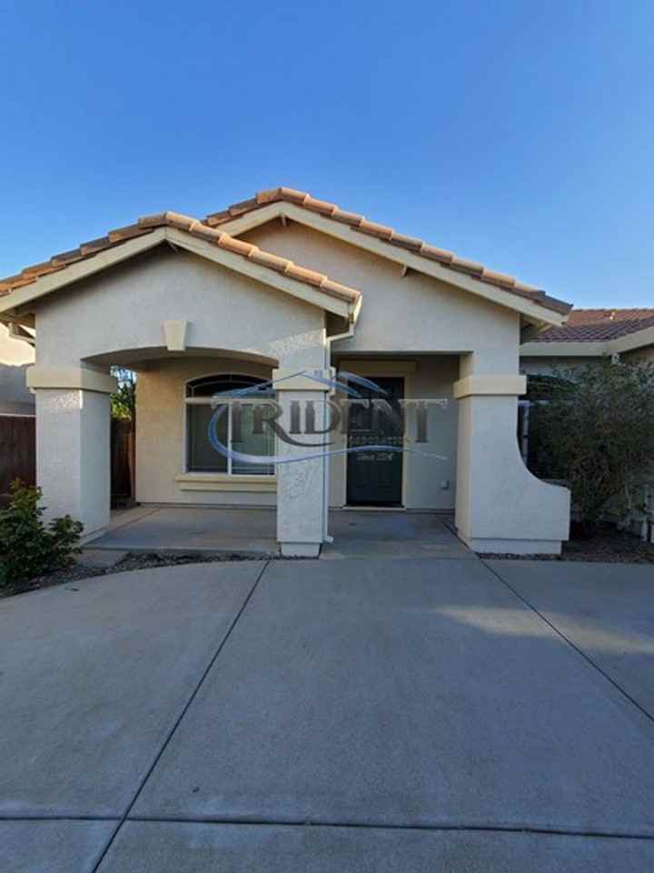 1221 Plumas Links St - Photo 3 of 27
