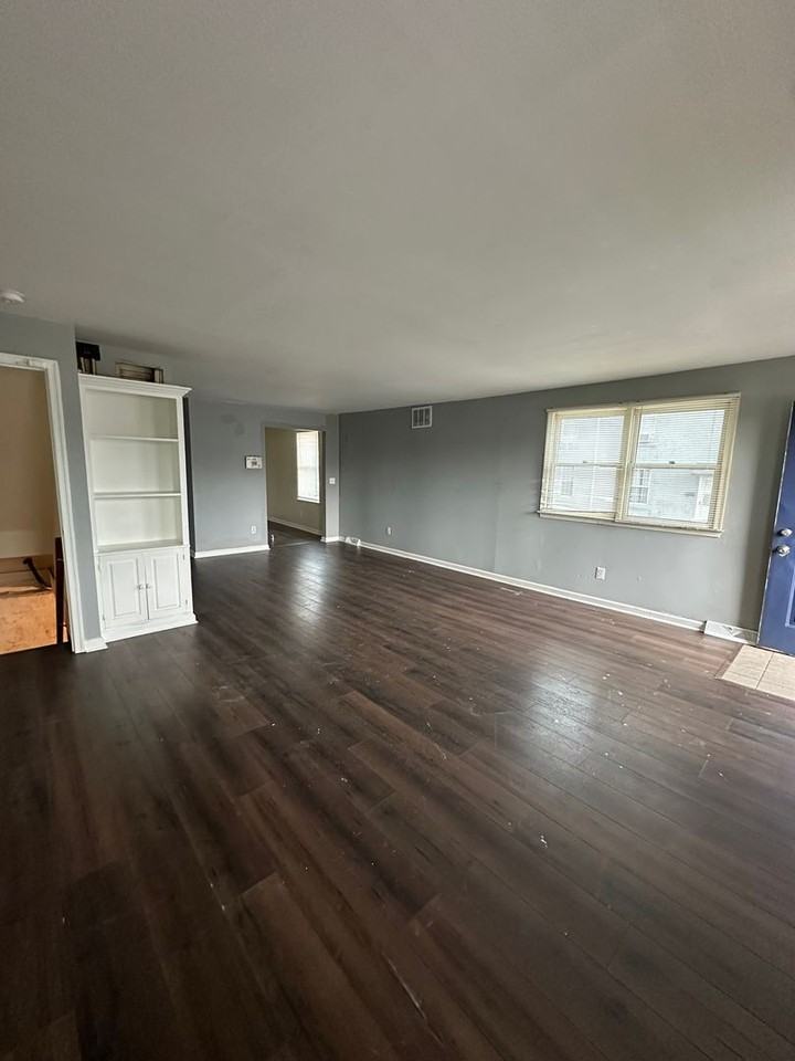 201 S Jackson St - Photo 3 of 13