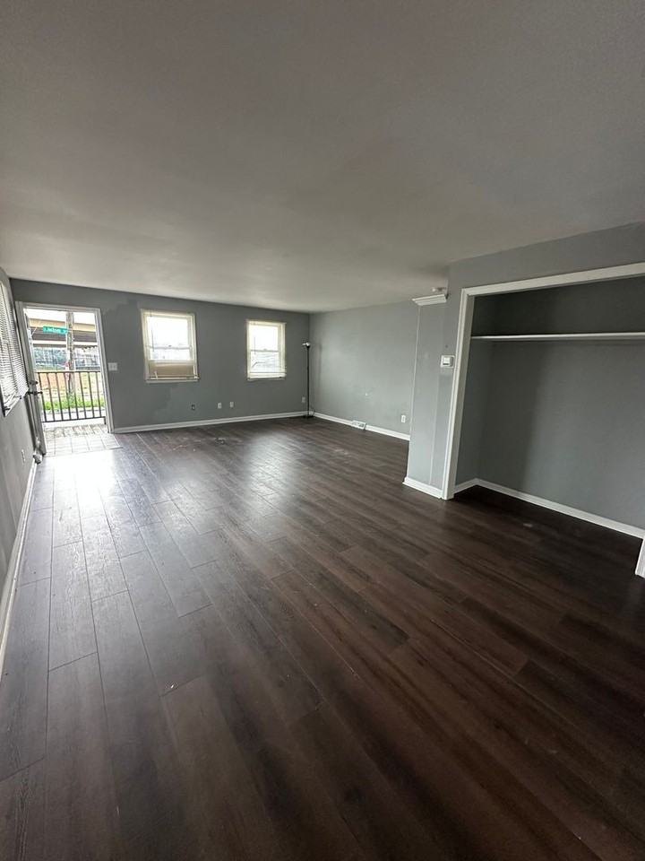 201 S Jackson St - Photo 4 of 13