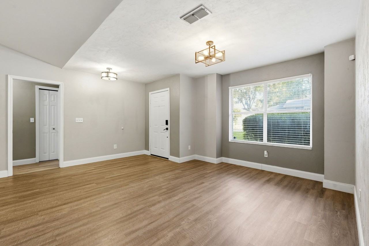 11238 Nw 35th Ave - Photo 2 of 31