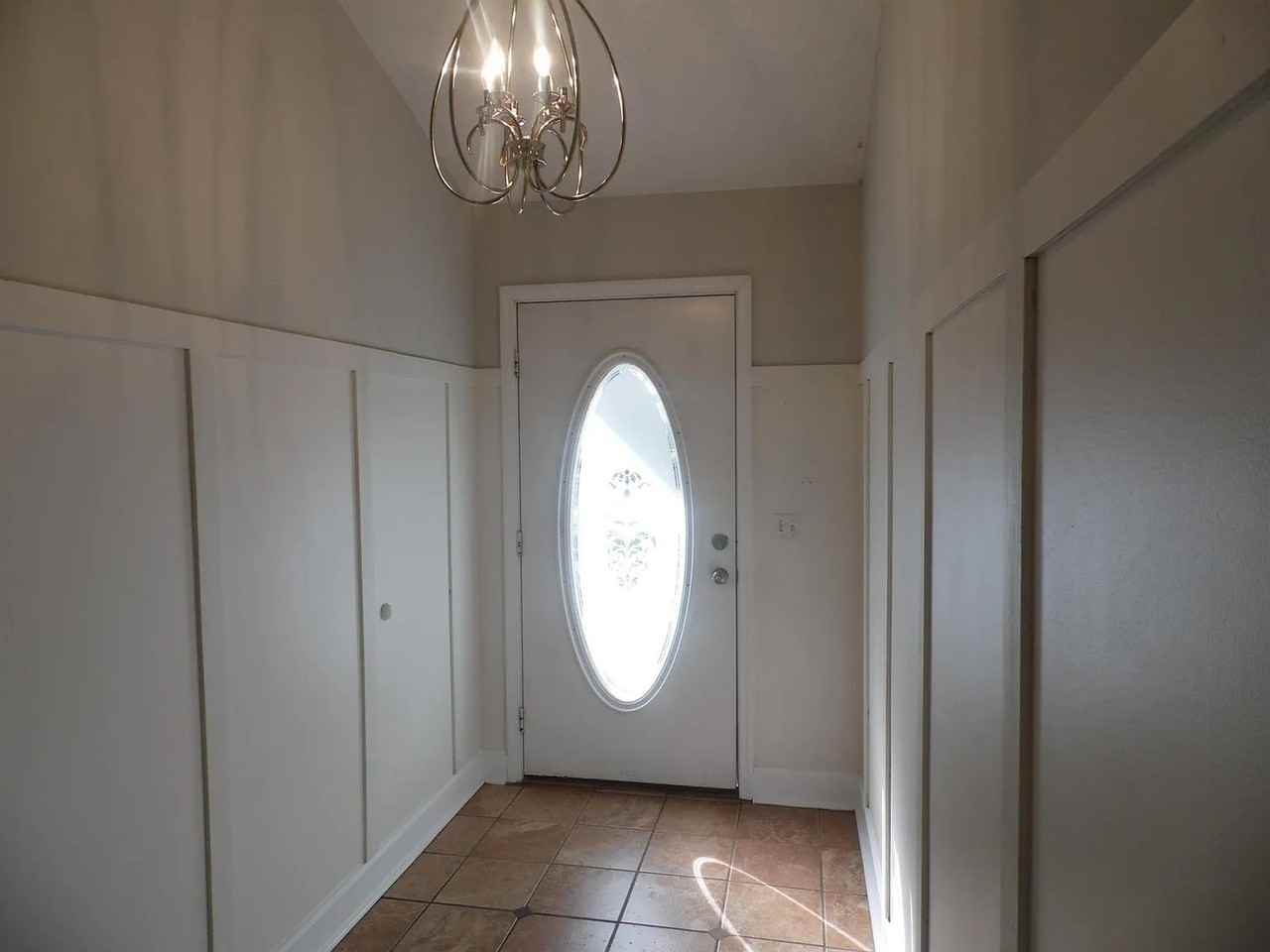 147 Royal Dr - Photo 3 of 18