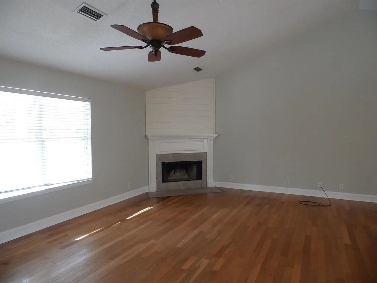 147 Royal Dr - Photo 4 of 18