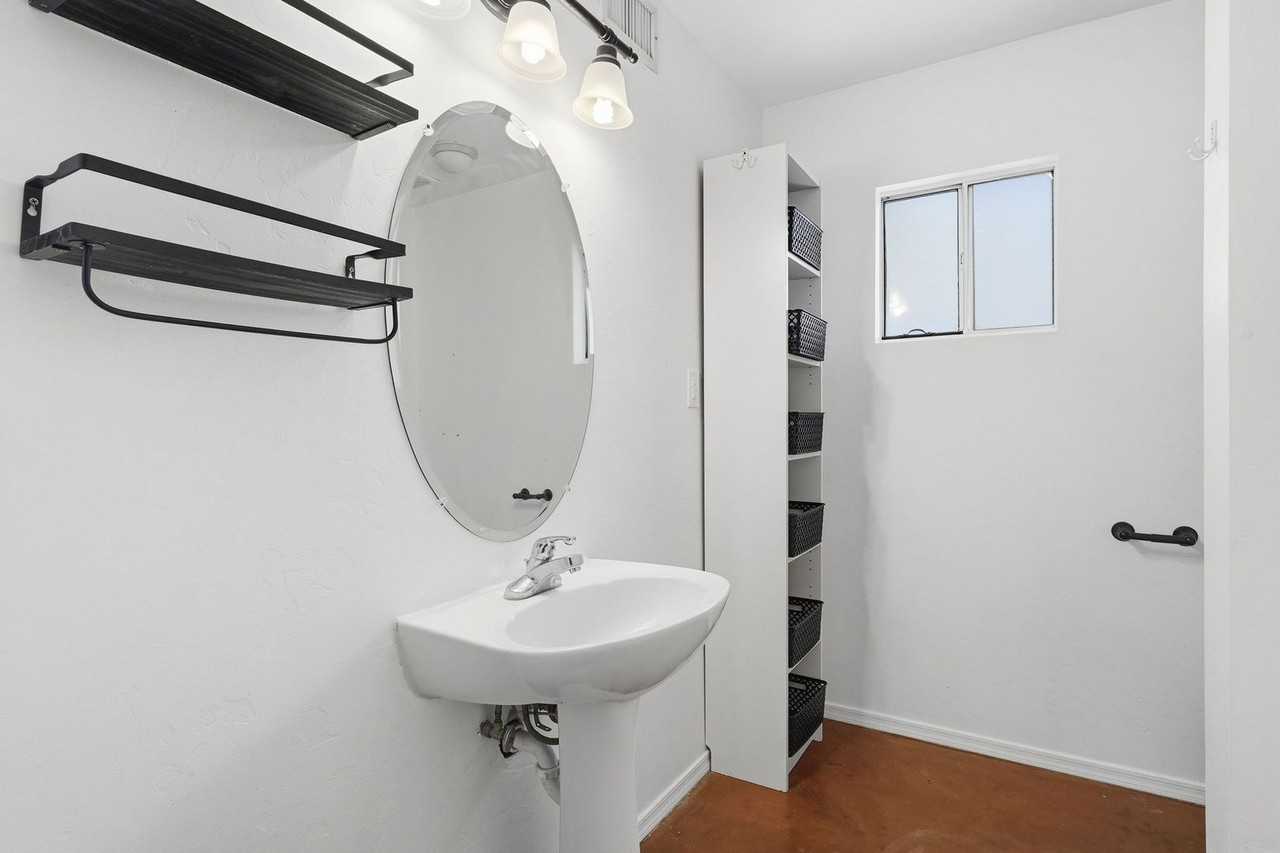 1226 E Elm St - Photo 3 of 23